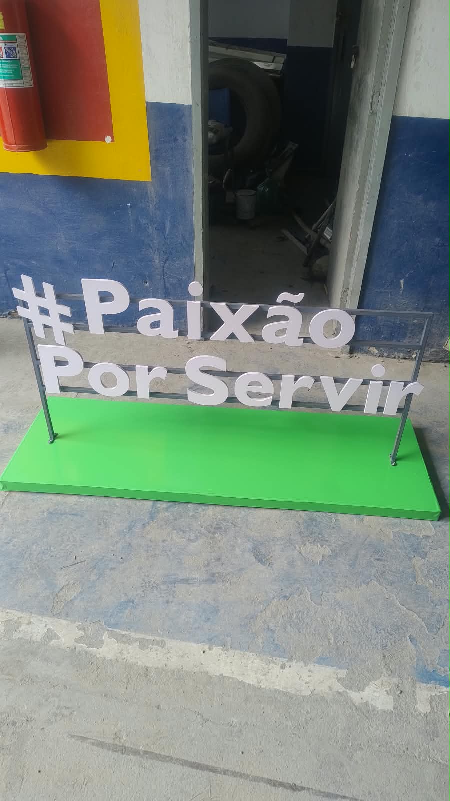Sinalização em letras recortadas