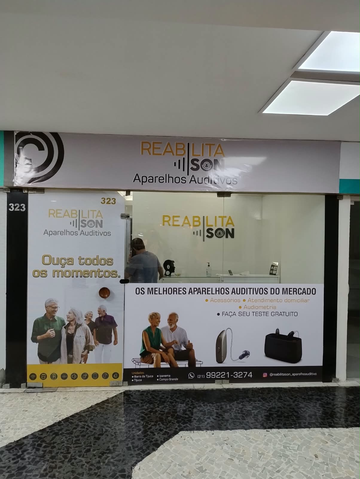 Adesivação de vitrine