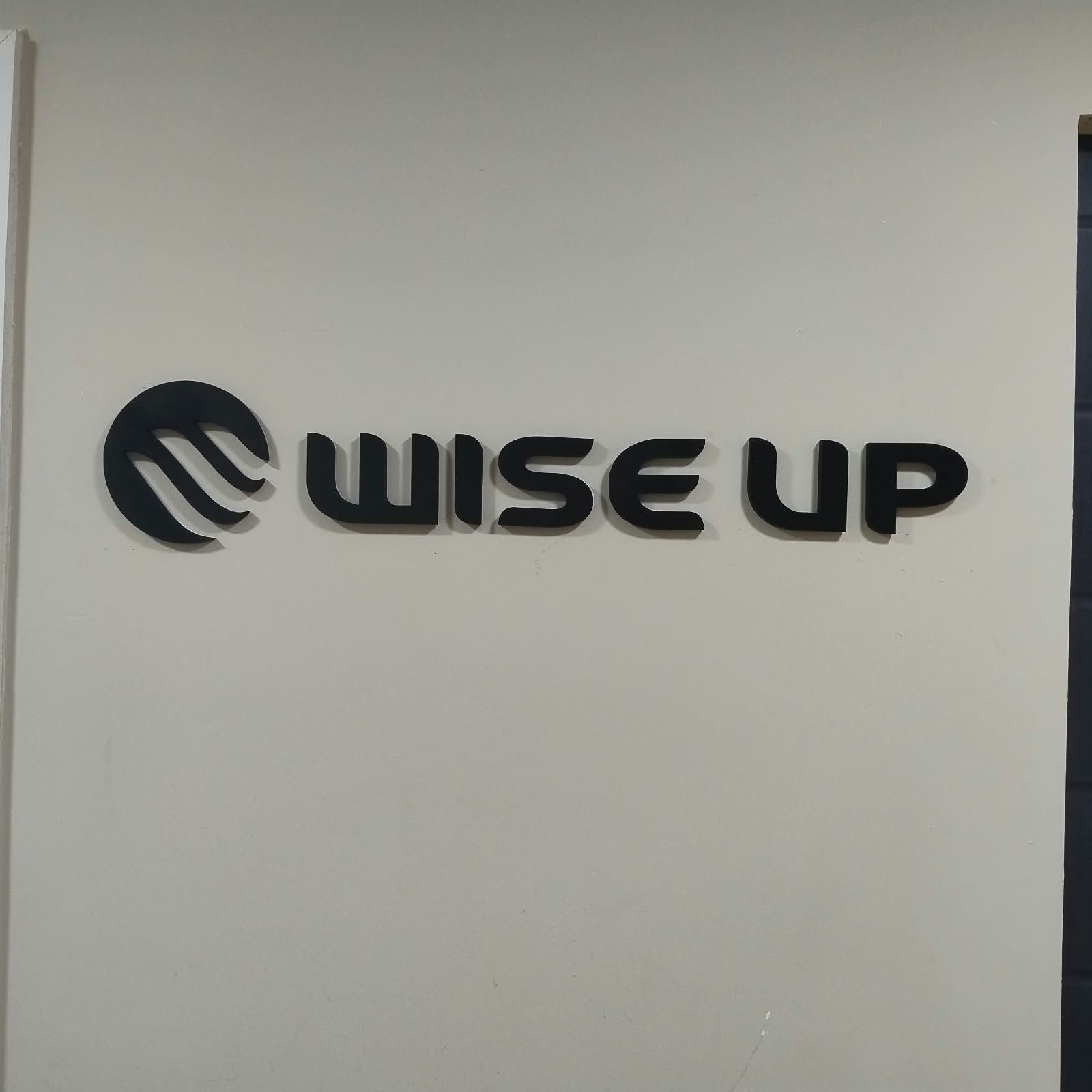 Letreiro Wise Up